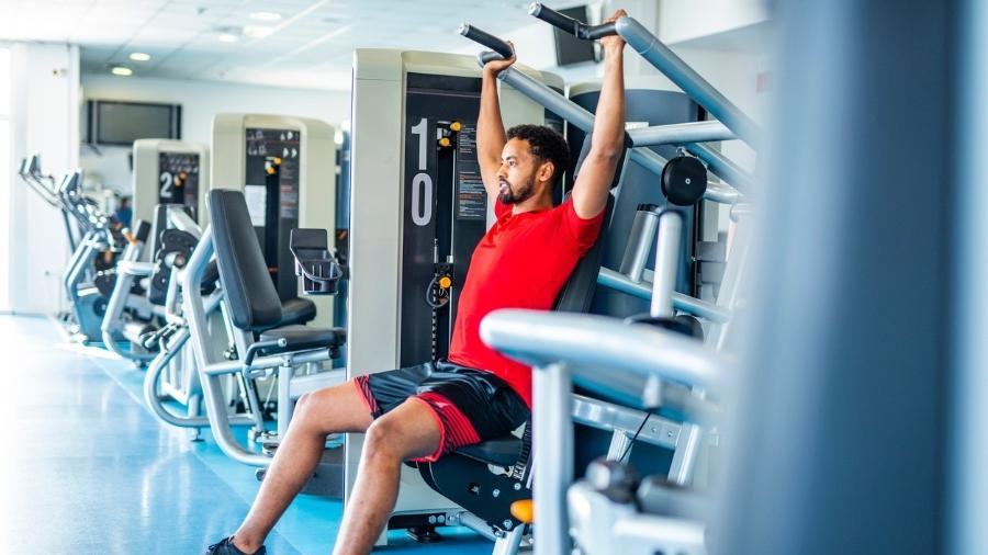 Exercício de desenvolvimento de ombros ativa vários músculos