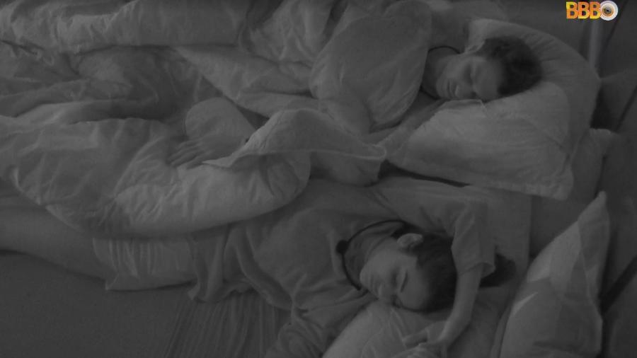 BBB 22: Lucas e Eslovênia dormem após escovar os dentes - Reprodução/Globoplay