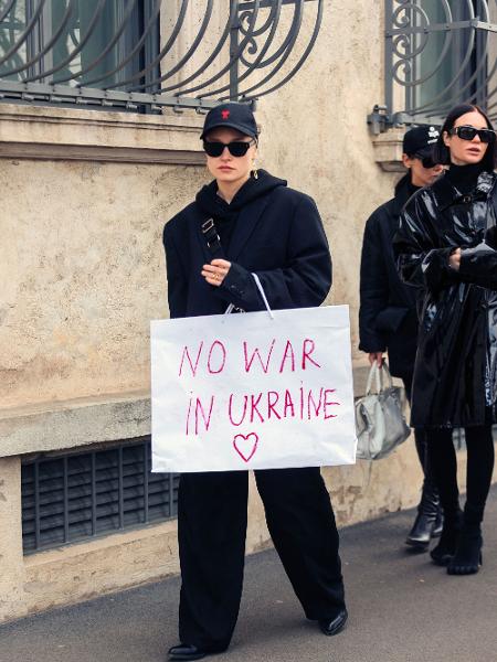 Fashionista protesta com mensagem "Não à guerra da Ucrânia" na entrada do desfile da Prada, em Milão, na última semana - Getty Images