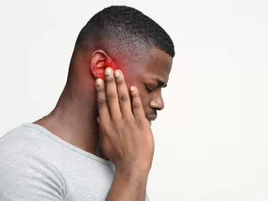 Dor de ouvido é causada por bactérias, má higiene e umidade; saiba tratar