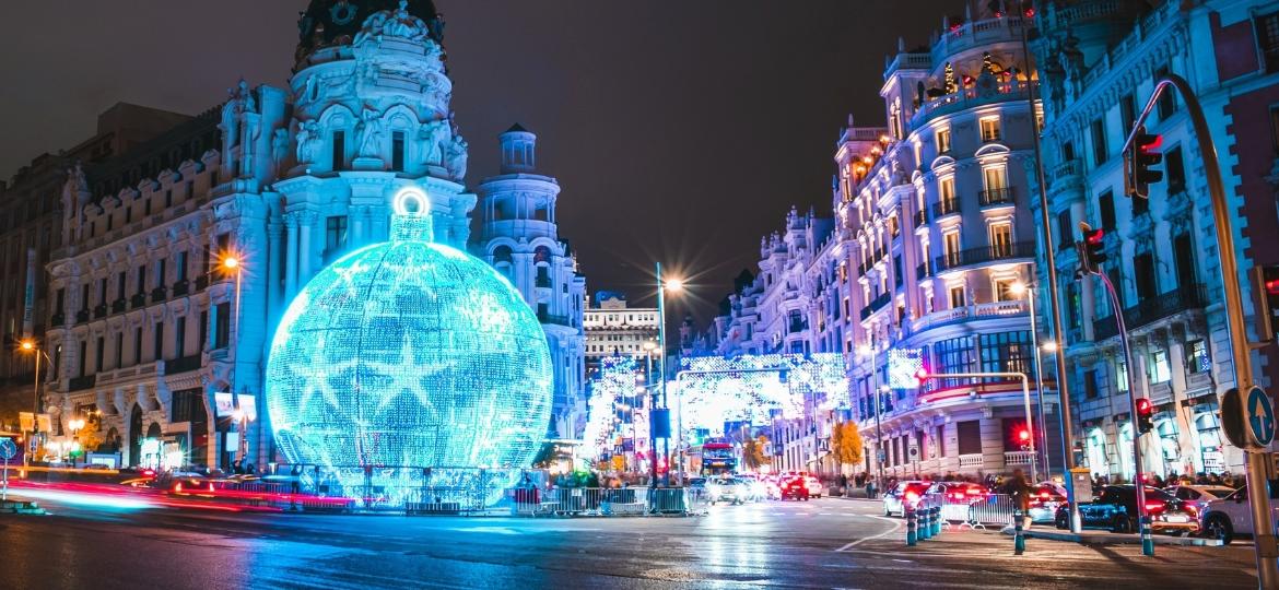Madri iluminou suas ruas em diversos distritos para celebrar o Natal - Diegyms/Getty Images/iStockphoto