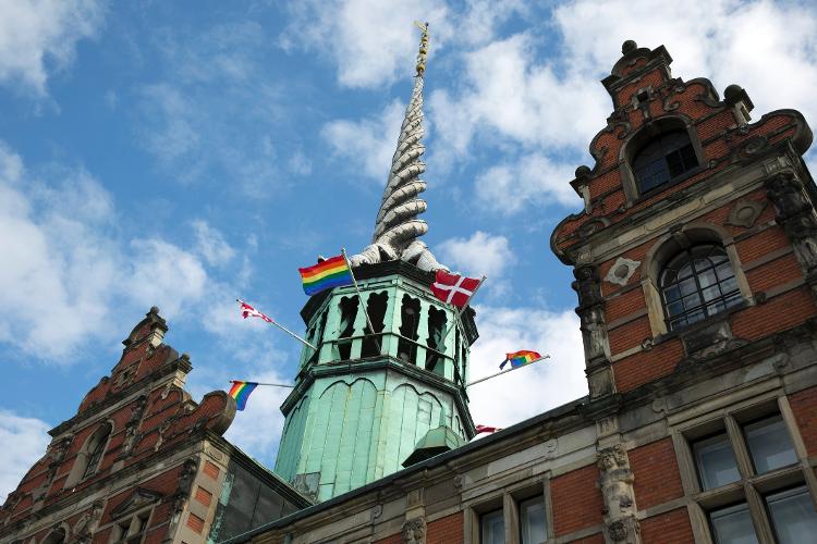 Bandeiras do movimento LGBTQIA+ tremulam na torre da antiga bolsa de valores de Copenhague