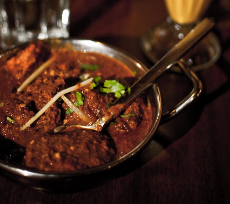 Phaal curry, de Birmingham, na Inglaterra, e de Bangladesh