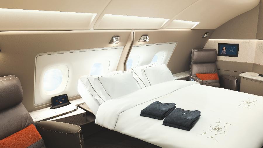 O quarto duplo da Skyroom Fly Suite, a primeira classe dos voos em A380 da Singapore Airlines, acomoda casais