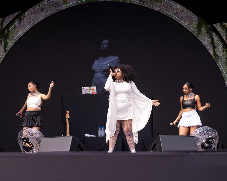 A performance de Bebé no palco do Coala Festival, em São Paulo