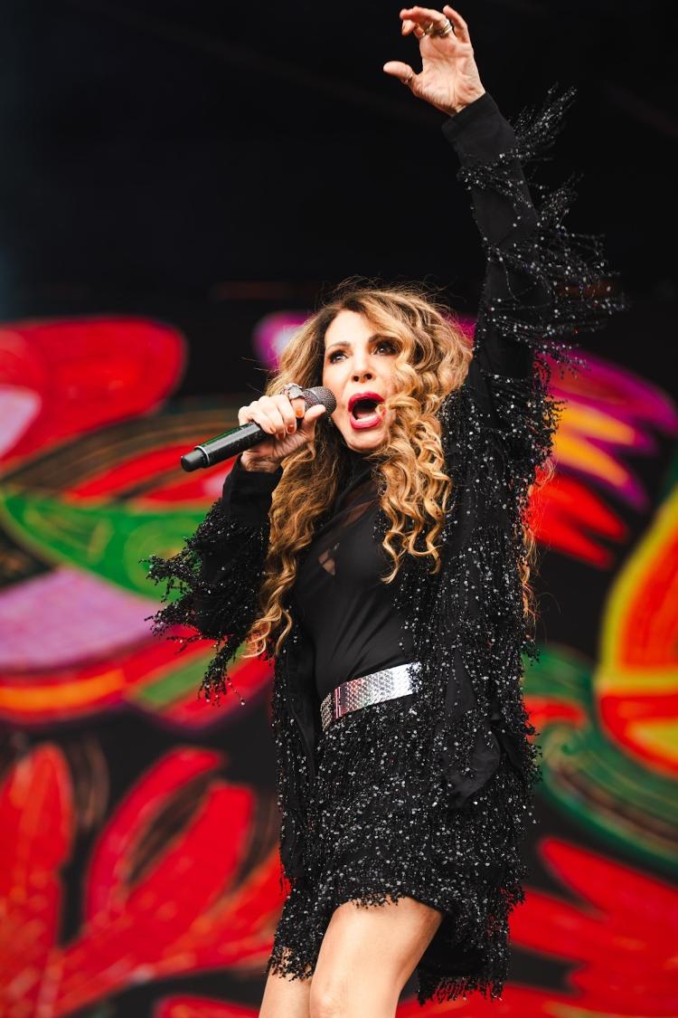 Elba Ramalho canta no palco do Rock the Mountain 2024 na tarde de sábado (9), em Petrópolis (RJ)