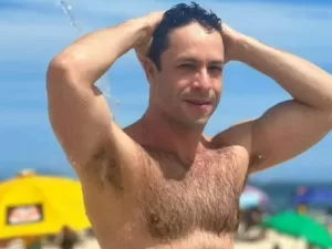 Rainer Cadete faz striptease e exibe cueca de ursinhos