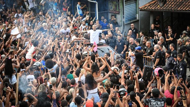 MC Poze do Rodo é recebido por multidão após ser solto de presídio no Rio MC Poze do Rodo é recebido por multidão após ser solto de presídio no Rio