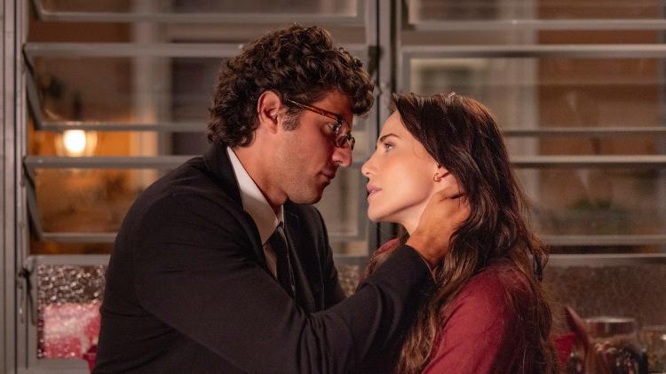 Pedro (Chay Suede) visita Adriana (Leticia Colin) em 'Quem Ama Cuida'