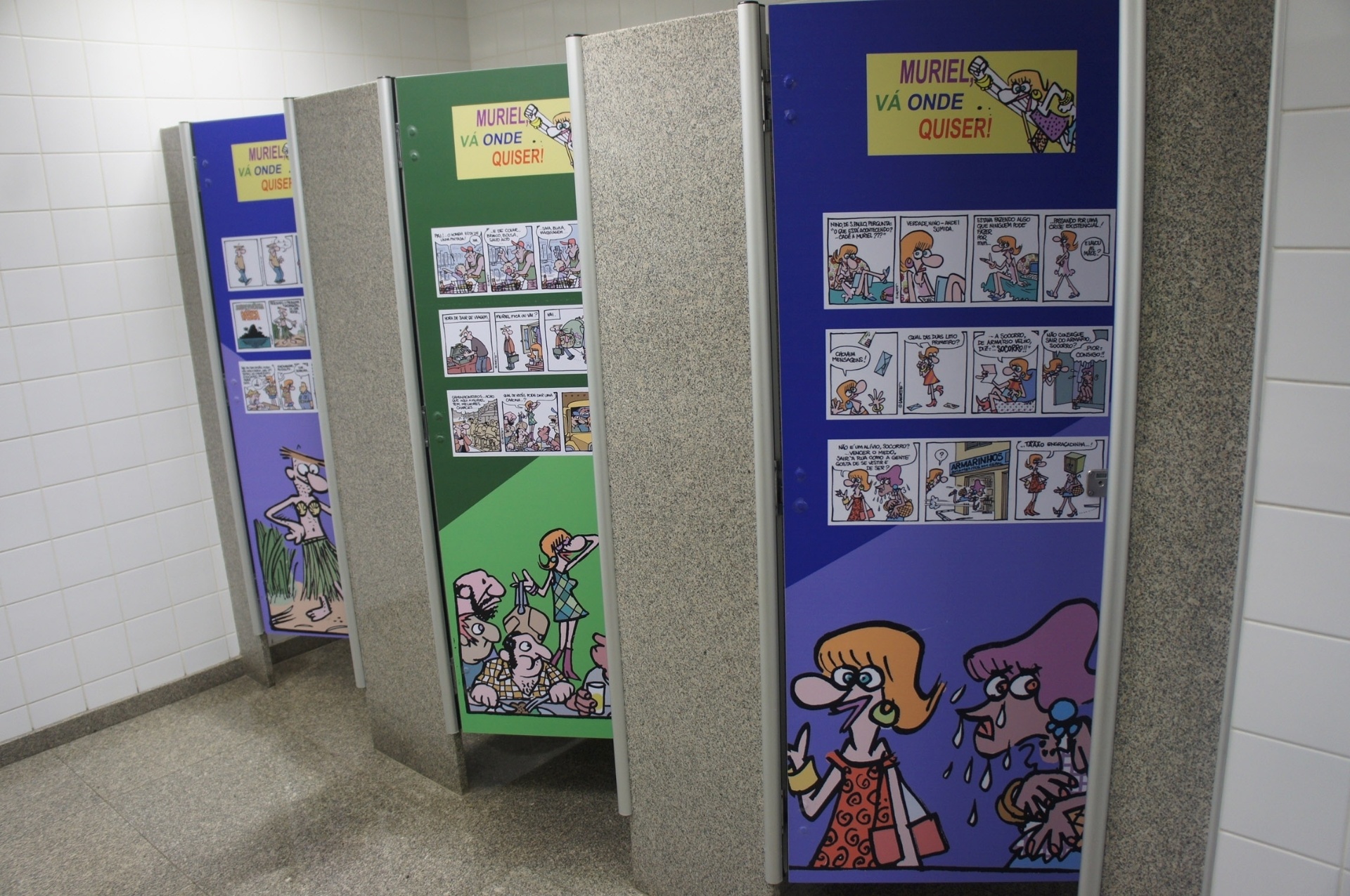 A exposição "Muriel, Vá Onde Quiser", que fica em cartaz até o dia 2 de agosto, no Sesc Bauru, exibe tiras e desenhos feitos pelo cartunista Laerte em portas de banheiro da unidade. - Divulgação