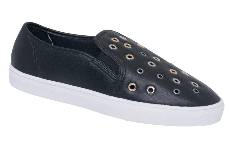 Slip-on com aplicação de rebites, da C&A - Divulgação