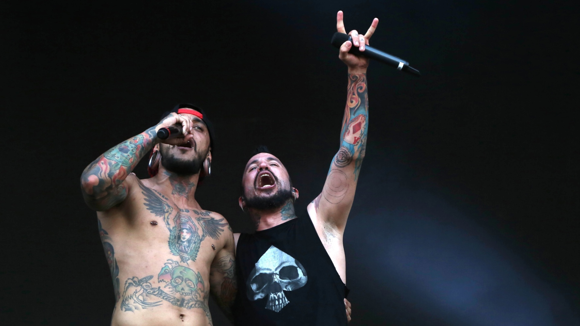 24.set.2015 - Durante sua apresentação no Palco Sunset do Rock in Rio, o John Wayne recebeu a potência de outra banda brasileira em ascensão, Project46 - Marco Antonio Teixeira/UOL