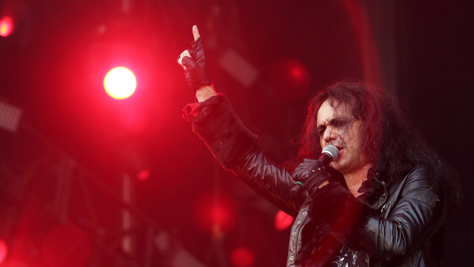 25.set.2015 - A banda portuguesa Moonspell, um dos maiores nomes do gothic metal, toca com Derek Green, vocalista do Sepultura, no palco Sunset, durante o quinto dia do festival Rock in Rio 2015. - Marco Antônio Teixeira/UOL