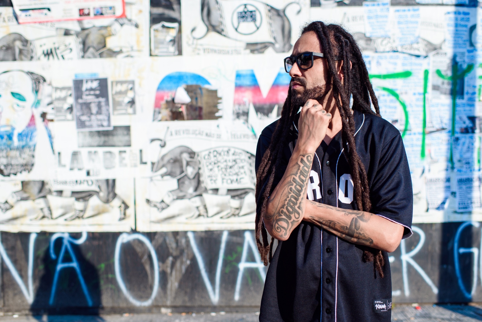 O rapper paulista Msário, ex-integrante do grupo Pentágono, lança seu primeiro álbum, "Sangue de Leão", em um show gratuito no Sesc Osasco neste domingo (15), às 17h. O álbum, que levou um ano e meio para ser finalizado, traz 10 faixas inéditas, misturando rap, dubstep, soul music, reggae, manguebeat, afrobeat e R&B. O Sesc fica na av. Sport Club Corinthians Paulista, 1300. - Ariel Martini