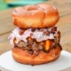 O The Original Donut Burger, do food truck Las Vegas Grill, traz hambúrguer artesanal de 130g, queijo cheddar, molho barbecue, bacon grelhado, coleslaw em um donut, por R$ 20. O truck fica no Marechal Food Park, rua Doutor Albuquerque Lins, 504. O SP Burger Fest acontece de 13 a 29 de novembro de 2015 em São Paulo. - Divulgação