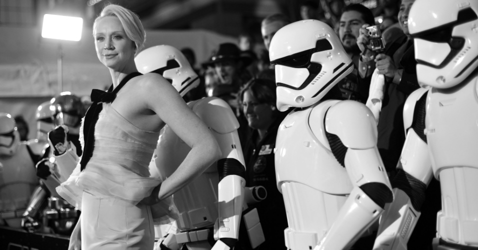 14.dez.2015 - Gwendoline Christie posa com stormtroopers na pré-estreia mundial de "Star Wars: O Despertar da Força", em Hollywood