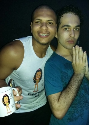 Alessandro Alexandrino e Jonathan Siqueira foram escolhidos para subir no palco e dançar funk ao lado de Inês Brasil - Marcela Ribeiro/UOL - Marcela Ribeiro/UOL