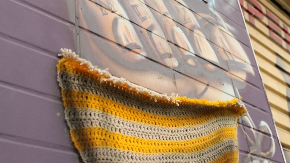 A paulista Karen Bazzeo, 30, tem usado um hobby de infância, o crochê, em instalações em muros de cidades como São Paulo e Rio de Janeiro - Lucas Hirai