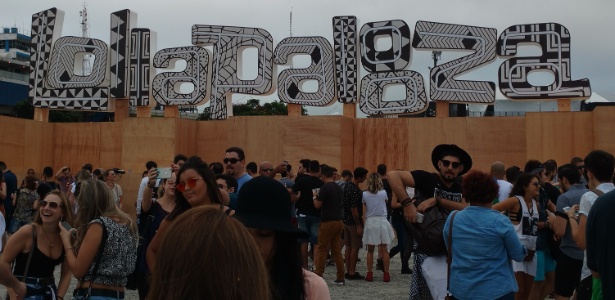 13.mar.2016 - Letreiro do Lollapalooza Brasil 2016 no Autódromo de Interlagos, em SP - Mariana Tramontina/UOL