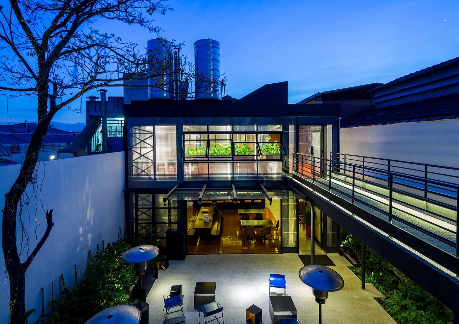 O restaurante Tuju, desenhado pelo escritório Vapor 324, mede 524 m² e concorre ao Prêmio Instituto Tomie Ohtake - AkzoNobel 2016. A cozinha fica na parte da frente, fazendo com que o cliente entre "por lá": comida feita com transparência. A estrutura é metálica e o fechamento é feito com painéis pré-fabricados e placas modulares de policarbonato alveolar - Divulgação