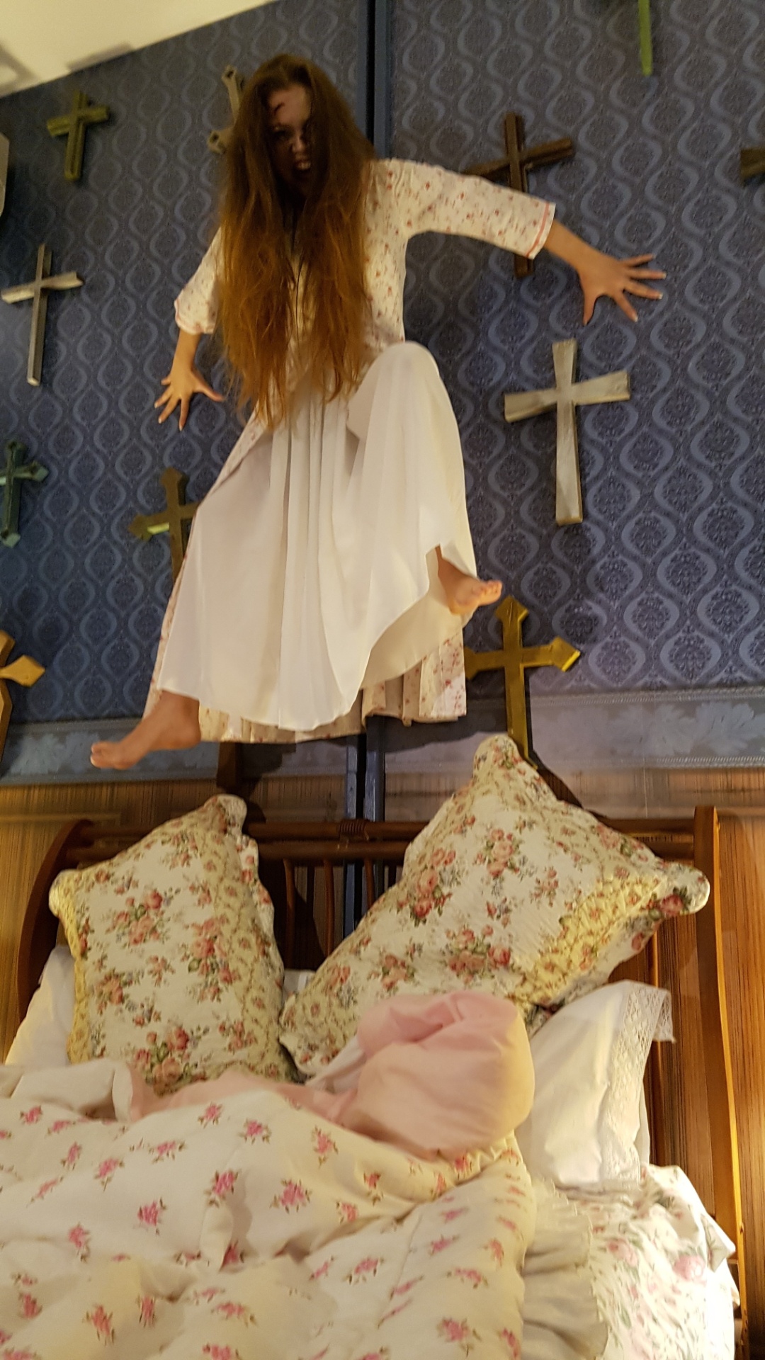 Menina "possuída" do filme "Invocação do Mal 2" aterroriza babás em câmera escondida do "Programa Silvio Santos", que irá ao ar no próximo domingo (5) no SBT - Divulgação/SBT