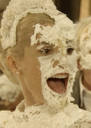 Sandra (Flávia Alessandra) suja de bolo em "Êta Mundo Bom" - Reprodução/"Êta Mundo Bom/GShow - Reprodução/"Êta Mundo Bom/GShow