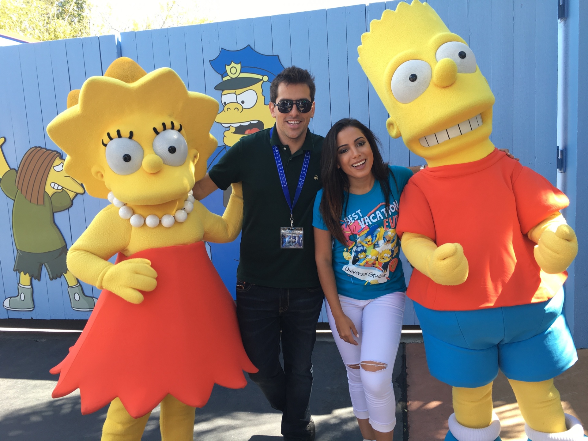 Rodrigo Branco e a cantora Anitta tietam Lisa e Bart Simpson em Orlando (EUA) - Rodrigo Branco/Arquivo pessoal