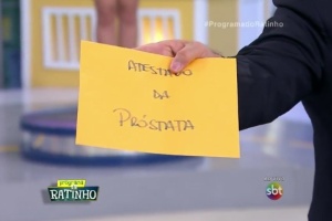 18.jul.2016 - Ratinho mostra "atestado da próstata" para justificar faltas no SBT - Reprodução/SBT - Reprodução/SBT