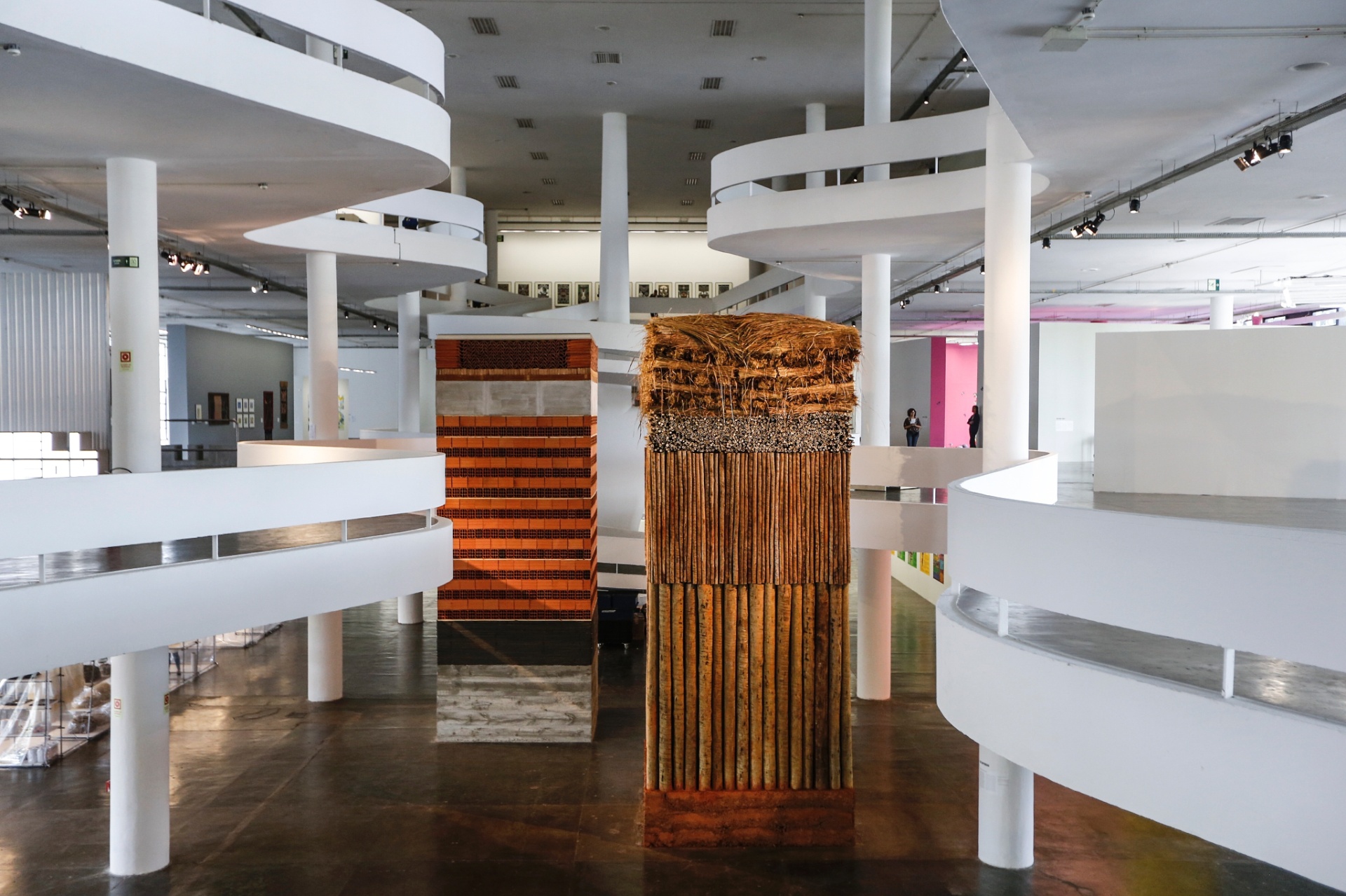 As torres construídas pela artista Lais Myrrha - Lucas Lima / UOL