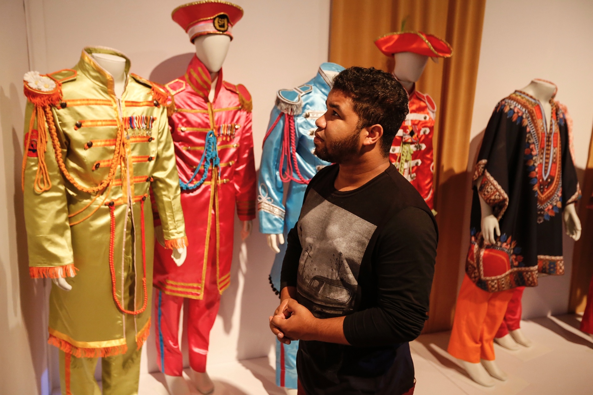 6.set.2016 - Fã de Beatles, André Luis Silva visita a exposição "Beatleamania Experience" em São Paulo - Lucas Lima/UOL