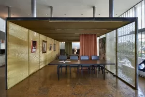 Mostra conta com 33 peças de mobiliário e obras de arte criadas no período modernista ou inspiradas nele - Divulgação