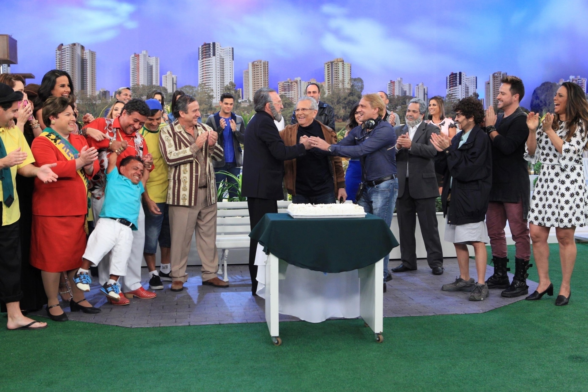 Diretor da "Praça" e filho de Carlos Alberto, Marcelo de Nóbrega cumprimentou Moacyr Franco pelos 80 anos em homenagem ao ator que irá ao ar nesta quinta-feira (6), no SBT - Leonardo Nones/SBT