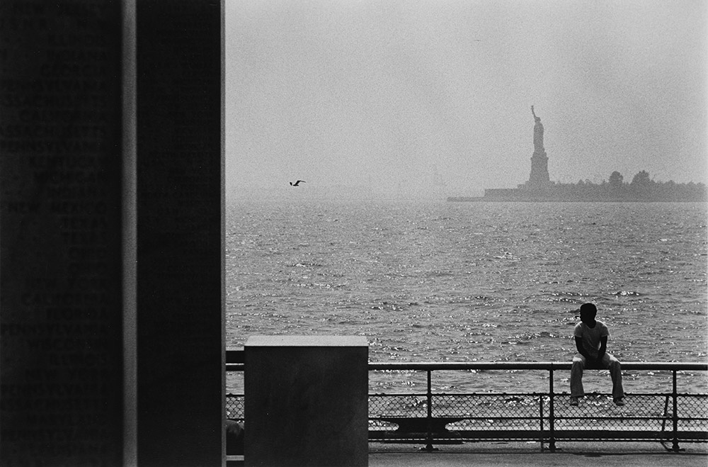 Imagem tirada em 1979 do Battery Park, em Nova York, com a Estátua da Liberdade ao fundo - Louis Stettner