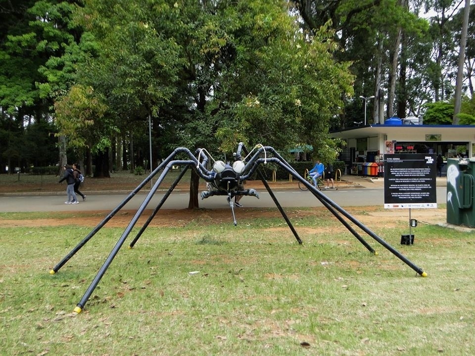 Em tempos de dengue e zica, Tito Cunha, artista de 70 anos, criou um inseto híbrido, a Formigaranha; obra está exposta na Zoo Urbana, no Parque Ibirapuera, em São Paulo - Divulgação