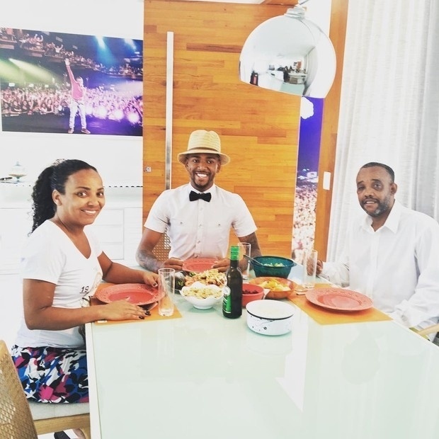 09.nov.2016- Nego do Borel volta e meia agradece o apoio da família em sua carreira. Nesta quarta-feira (9) compartilhou no Instagram um momento de intimidade com os pais e prestou uma homenagem na legenda da imagem. "Graças a Deus eu não tenho do que reclamar, só tenho a agradecer tudo que vem acontecendo em minha vida, Deus tem sido muito bom comigo e com a minha família, eu amo você mãe e amo você pai. Nunca deixarei vocês, tenho orgulho de vocês, obrigado por vocês me fazerem feliz" - Reprodução/Instagram/@negodoborel_oficial