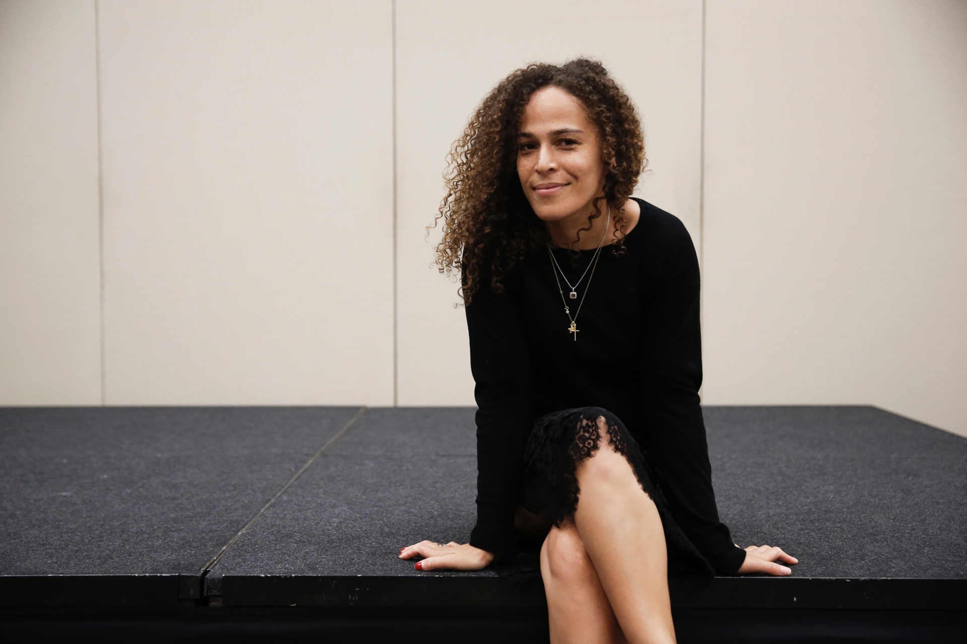 9.dez.2016 - Yonta Taiwo, diretora de casting e braço direito de Simon Fuller, veio ao Brasil para avaliar os candidatos nas audições para o grupo Now United, que aconteceram em um hotel de luxo em São Paulo - Lucas Lima/UOL