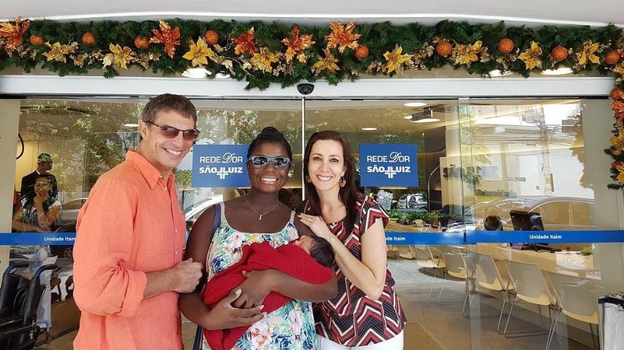 Olivier Anquier e Adriana Alves saem da maternidade com Olivia, primeira filha do casal - Reprodução/Instagram/olivieranquier