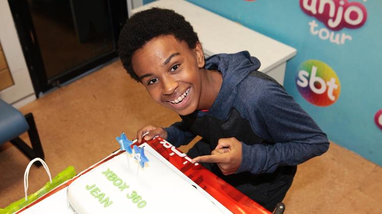 João Paulo Campos ganha bolo em formato de vídeogame - Lourival Ribeiro/Divulgação/SBT - Lourival Ribeiro/Divulgação/SBT