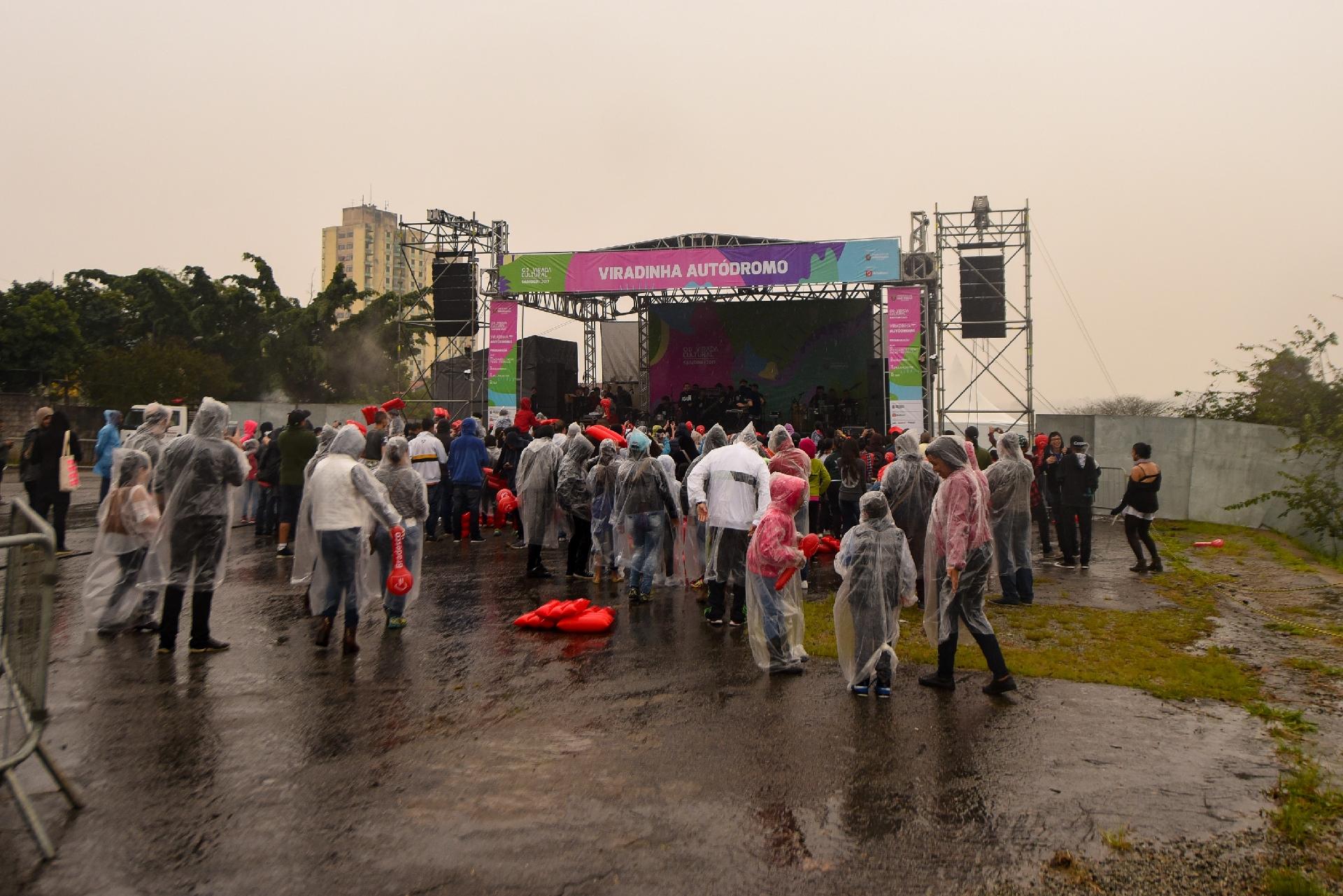 Sob chuva, MC Gui se apresenta para baixo público na Virada Cultural, no palco do autódromo de Interlagos - Flavio Moraes/UOL