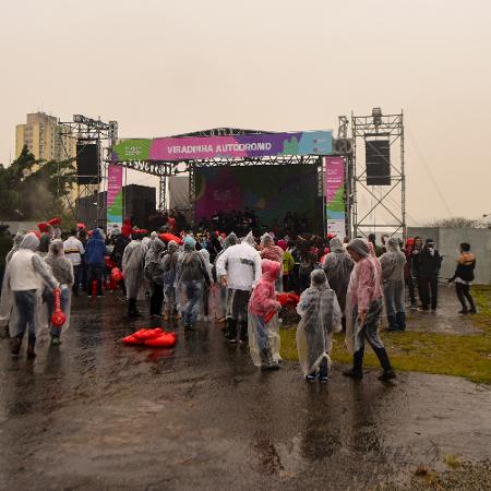 Sob chuva, MC Gui se apresenta para baixo público no palco da Virada Cultural em Interlagos - Flavio Moraes/UOL - Flavio Moraes/UOL
