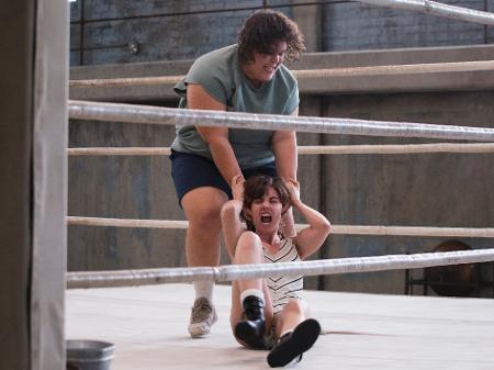 Cena de luta em "Glow", nova série de comédia que chega ao catálogo da Netflix nesta sexta-feira (23) - Divulgação/Netflix 