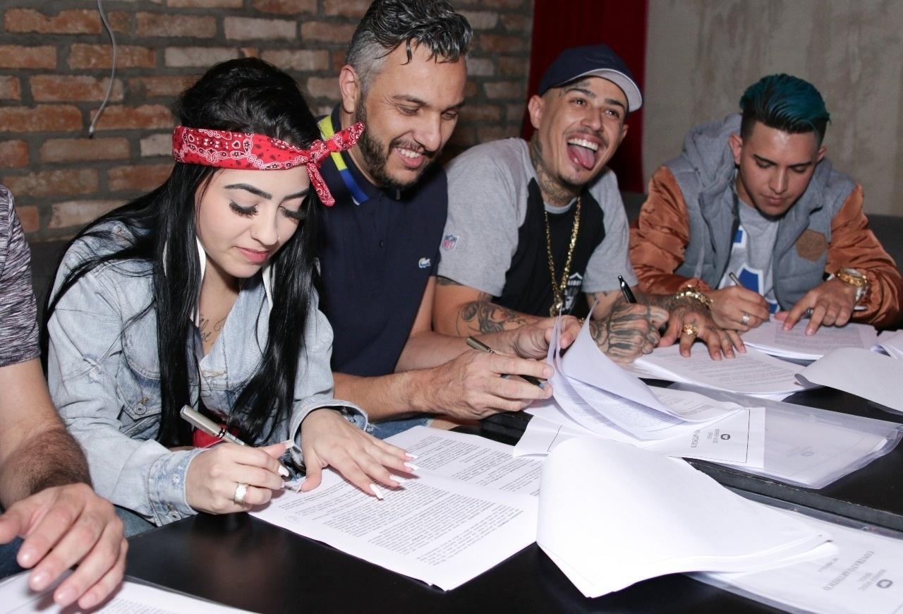 Funkeiros da RW assinam contrato com a Warner - Divulgação