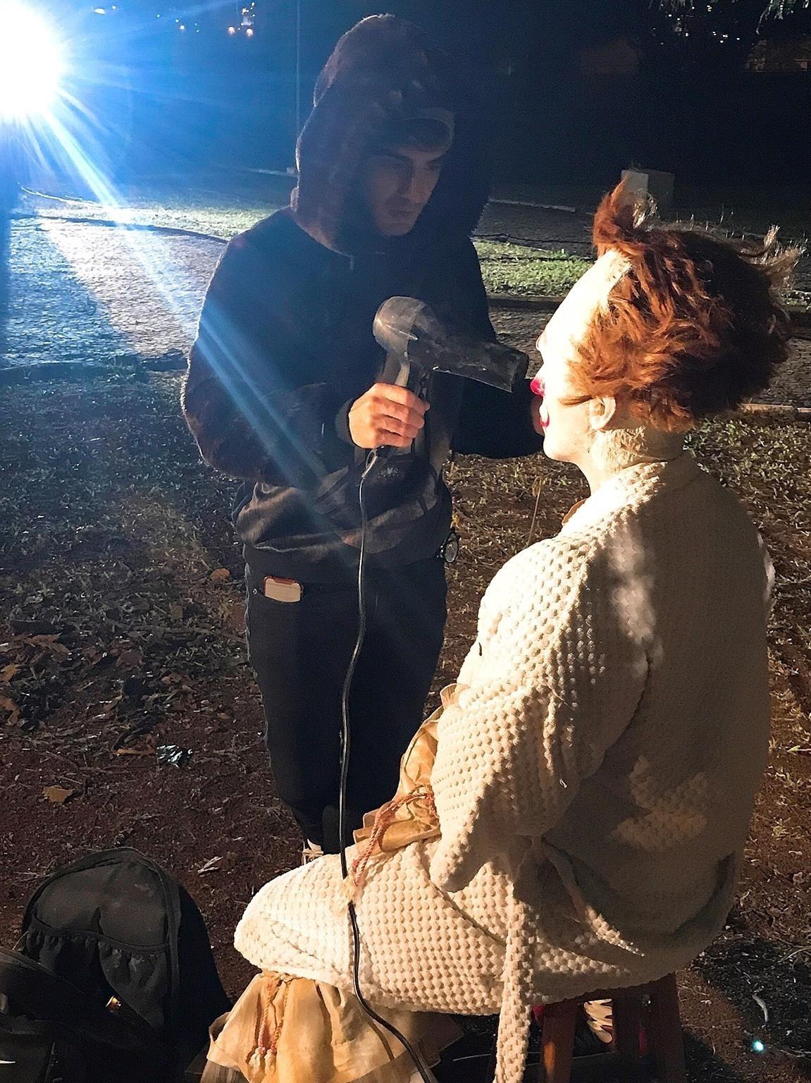 O caracterizador Victor Nogueira transforma o ator Robim Castro no palhaço Pennywise para a pegadinha "It: A Coisa", do "Programa Silvio Santos" - Divulgação/SBT