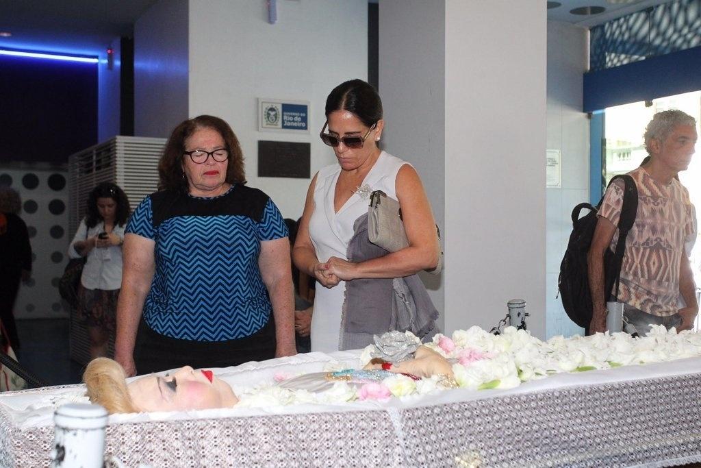 Glória Pires ficou bastante emocionada ao rezar no velório da amiga no Teatro João Caetano - AgNews