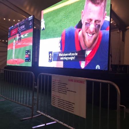 O telão é montado dentro da tenda para exibir os principais jogos da rodada do futebol americano  - Felipe Cruz/UOL - Felipe Cruz/UOL