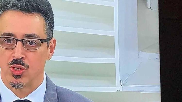 No detalhe, rachadura atrás de convidado no "Roda Viva" - Reprodução / TV Cultura - Reprodução / TV Cultura