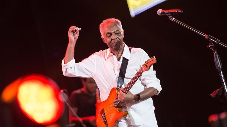 28.dez.2017 - O veterano Gilberto Gil também se apresentou na primeira noite do Festival de Verão de Salvador. "Estou representando a velha guarda, e é muito importante nesse momento de mudança, de virada de ano", declarou o cantor e compositor - Marcelo Gandra/Futura Press/Estadão Conteúdo - Marcelo Gandra/Futura Press/Estadão Conteúdo