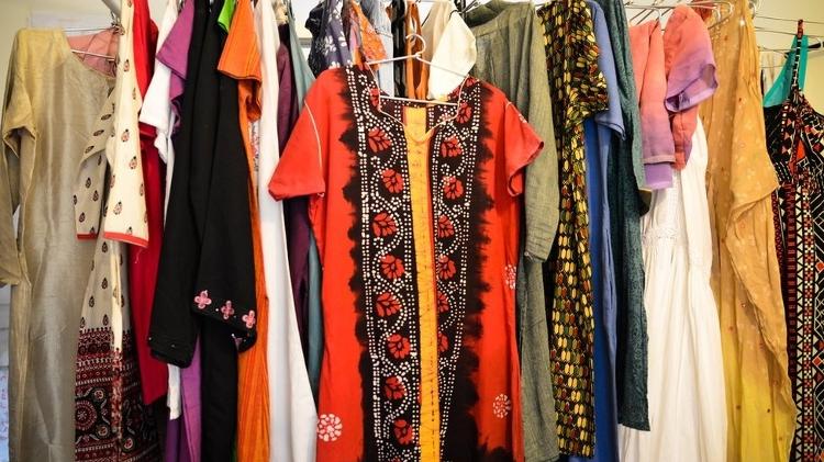 Roupa vermelha foi doada por viúva - as viúvas hindus são impedidas de usar vermelho, e ela foi assediada por isso - Asif Saud/BBC - Asif Saud/BBC