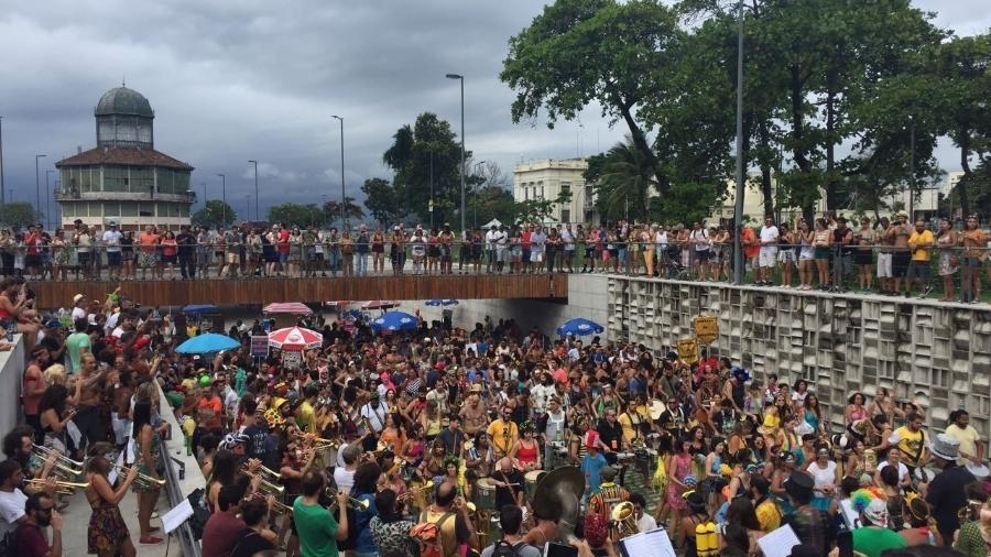 Orquestra Voadora faz concentração na Praça Marechal Âncora, no Rio, na abertura do Carnaval não oficial - Giovani Lettiere/UOL
