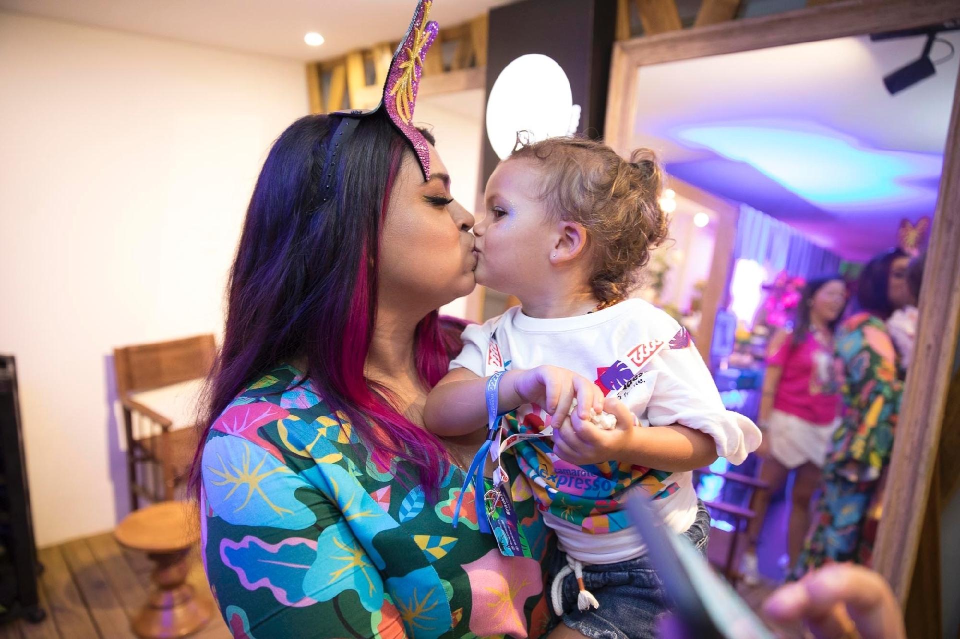 Preta Gil dá selinho na neta Sol De Maria no Camarote Expresso 2222, em Salvador - Felipe Panfili/Divulgação